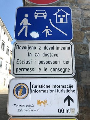3. Dvojjazyčné cedule v centru Koperu